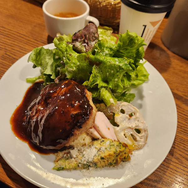 상치와 함바그 스테이크가 같이 놓여 있다.