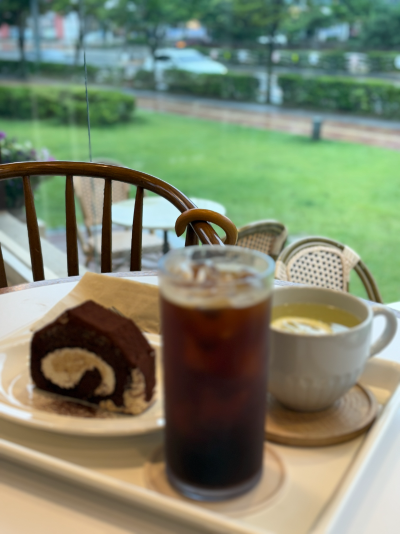 꼬뜨몽마르뜨 아이스아메리카노, 레몬차, 티라미수롤케이크