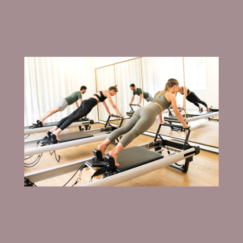 3명의 남녀가 기구를 이용하여 필라테스를 하는 모습