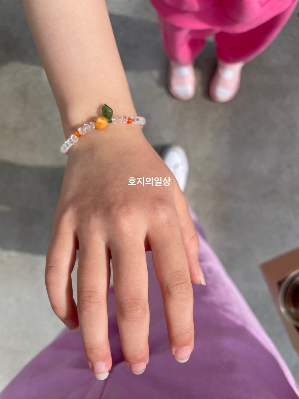 노티드 제주애월점 앞 플리마켓에서 획득한 팔찌 착용샷