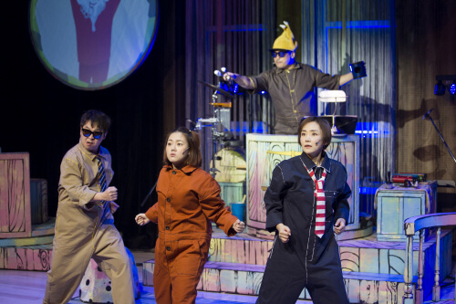 문화가 흐르는 서울광장 공연 - 무대 위에서 배우 3명이 연기하고&amp;#44; 뒤에서 드러머가 함께하는 연극 공연 장면