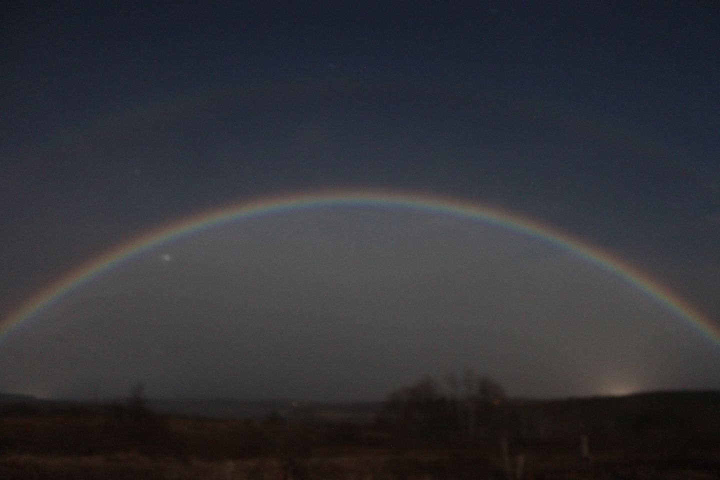 달무지개는 관찰하기 어렵다