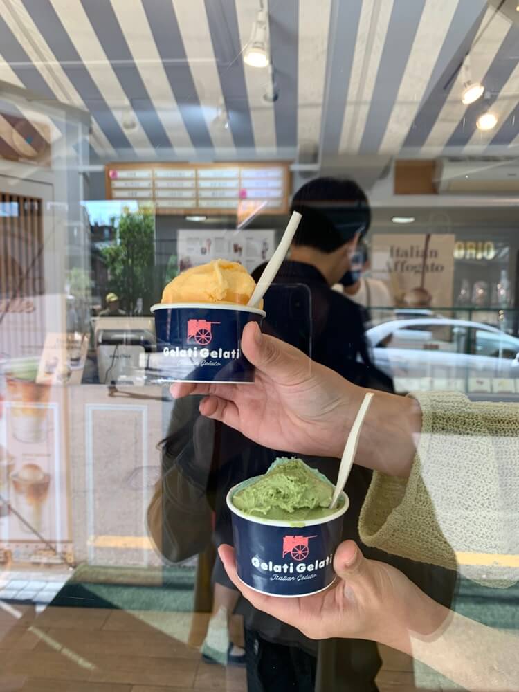 매장이 뒷배경인 젤라또 