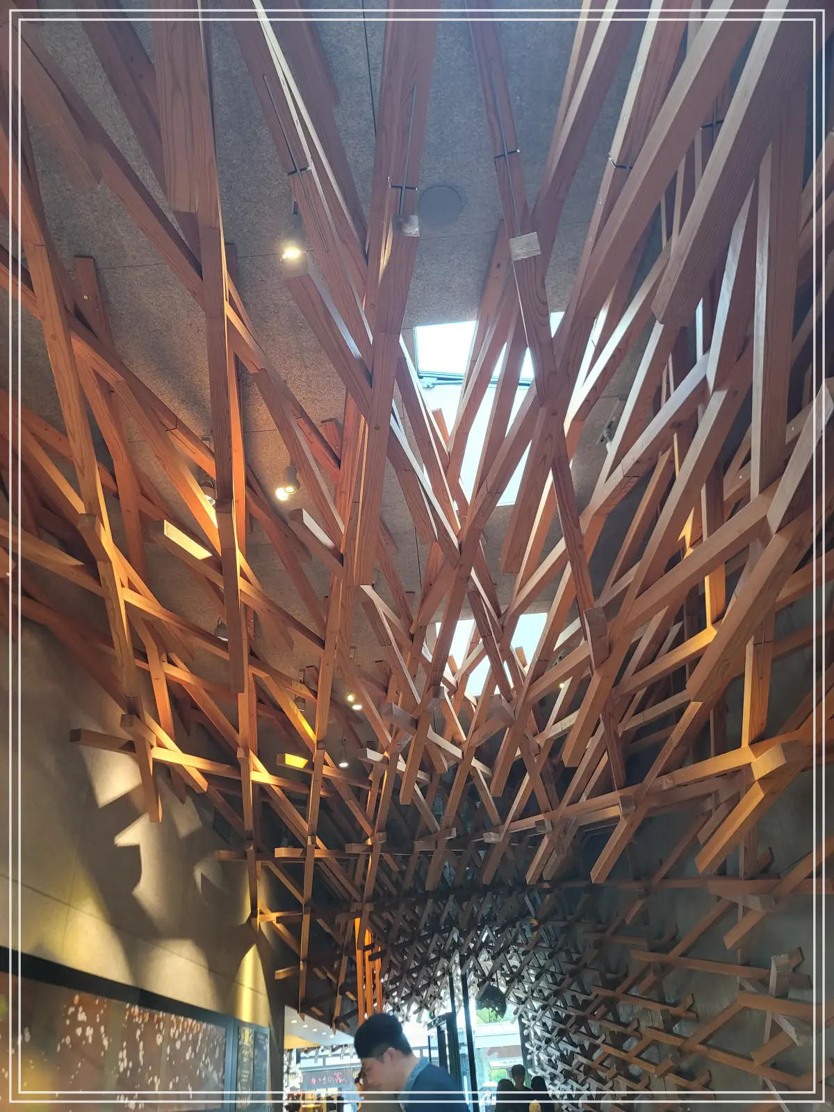 다자이후-스타벅스-삼나무-내부