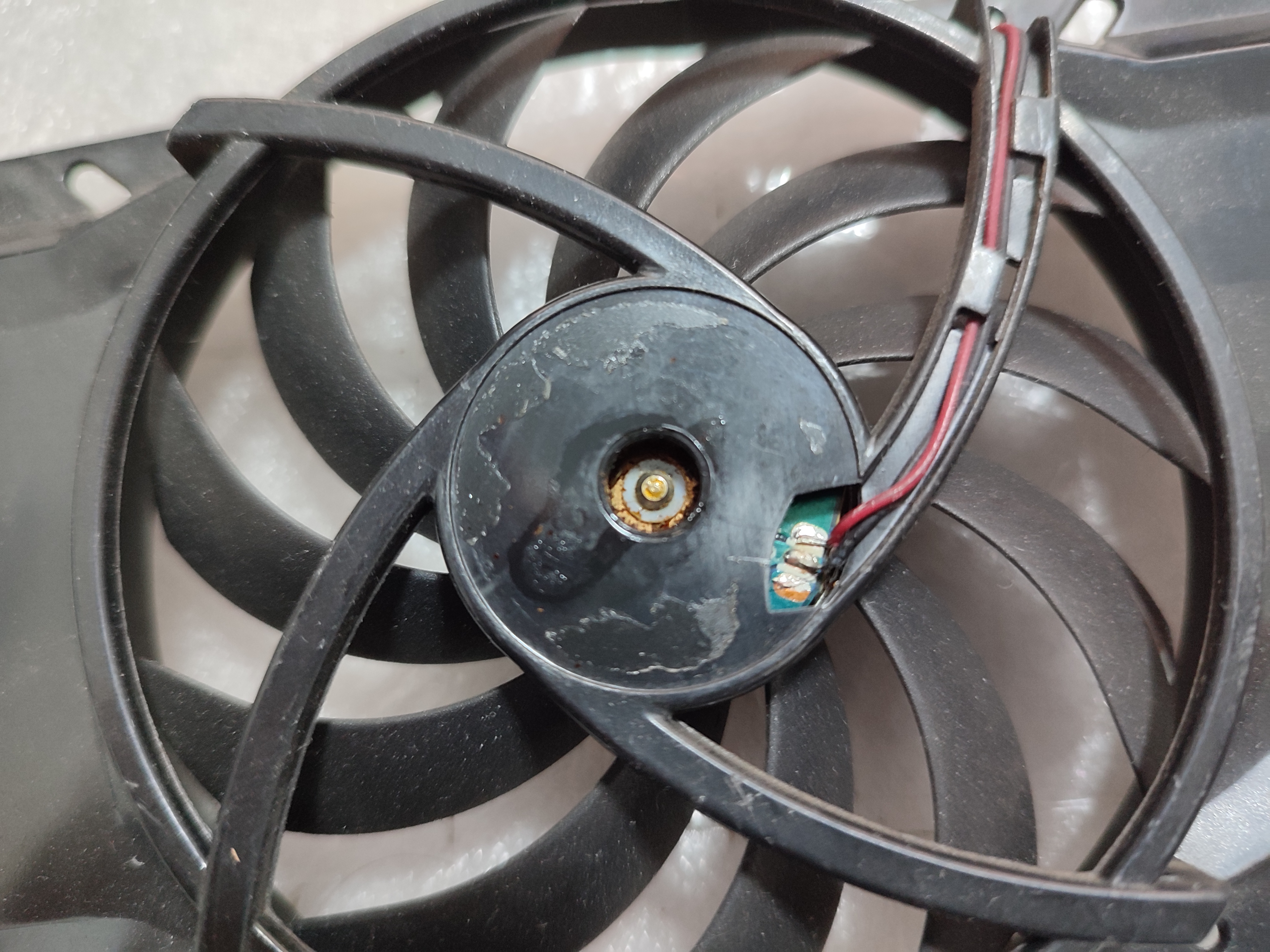 그래픽카드 팬을 고정하고 있는 와셔를 제거하는 중입니다.