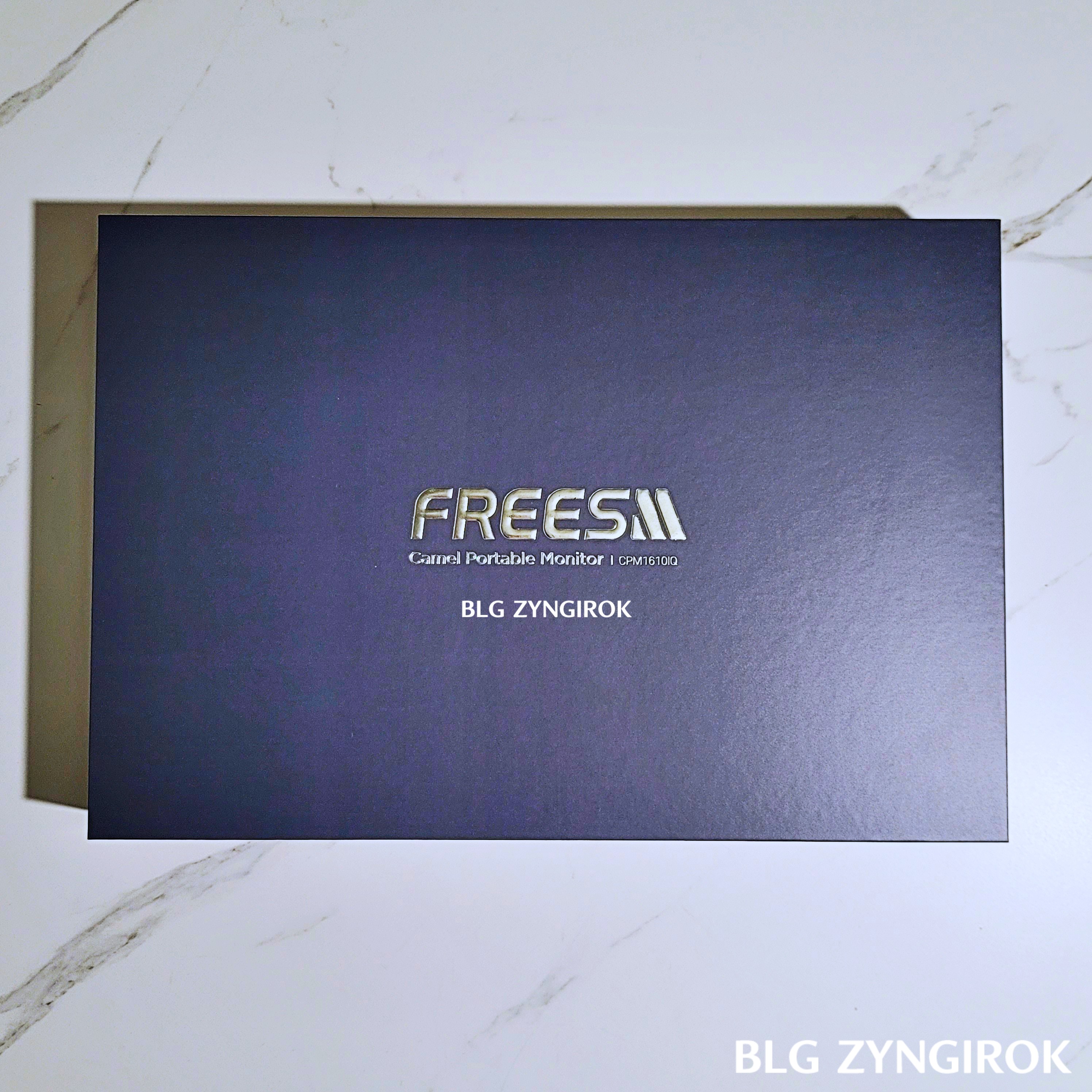 비닐을 뜯은 카멜 프리즘 상자가 테이블 위에 놓여있다.