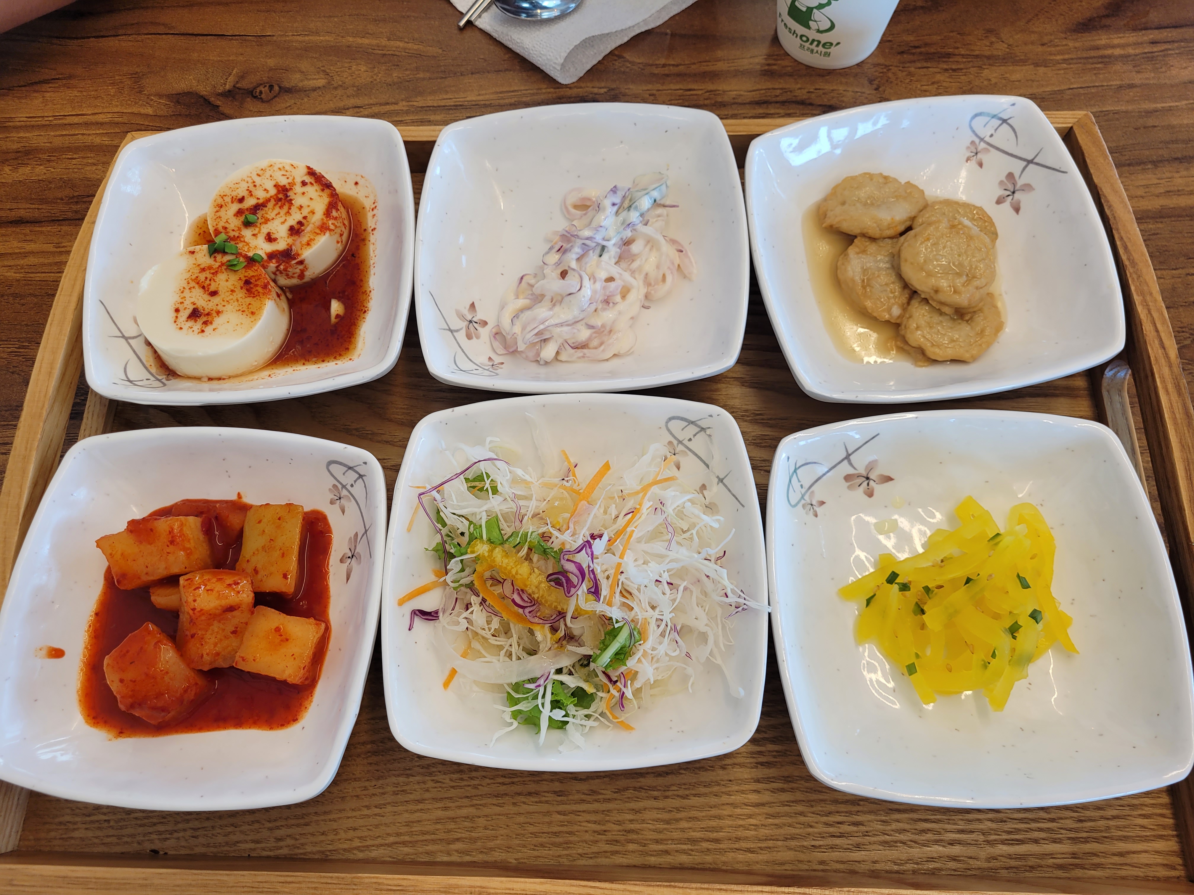 팔도미역 기본 상차림. 연두부, 셀러드, 어묵, 단무지, 깍두기