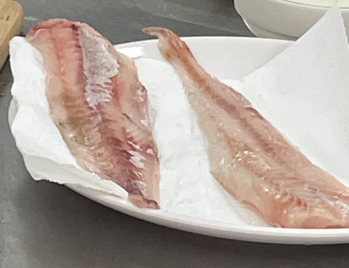 한식조리기능사 실기시험 준비 - 생선전 - 생선 3장 포뜬 후, 뼈 있는 쪽은 버리고 2장은 물기 제거하기