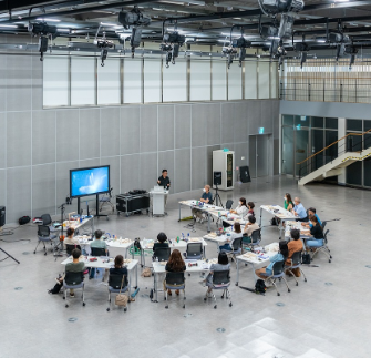 사람은 사람에게서 배운다