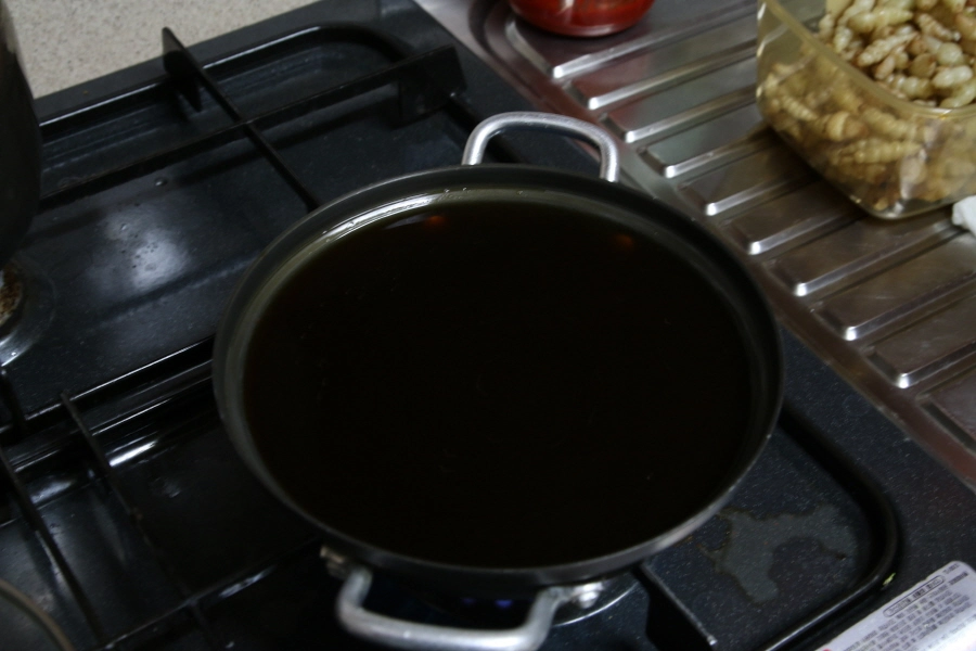 절임 간장 끓이는 모습