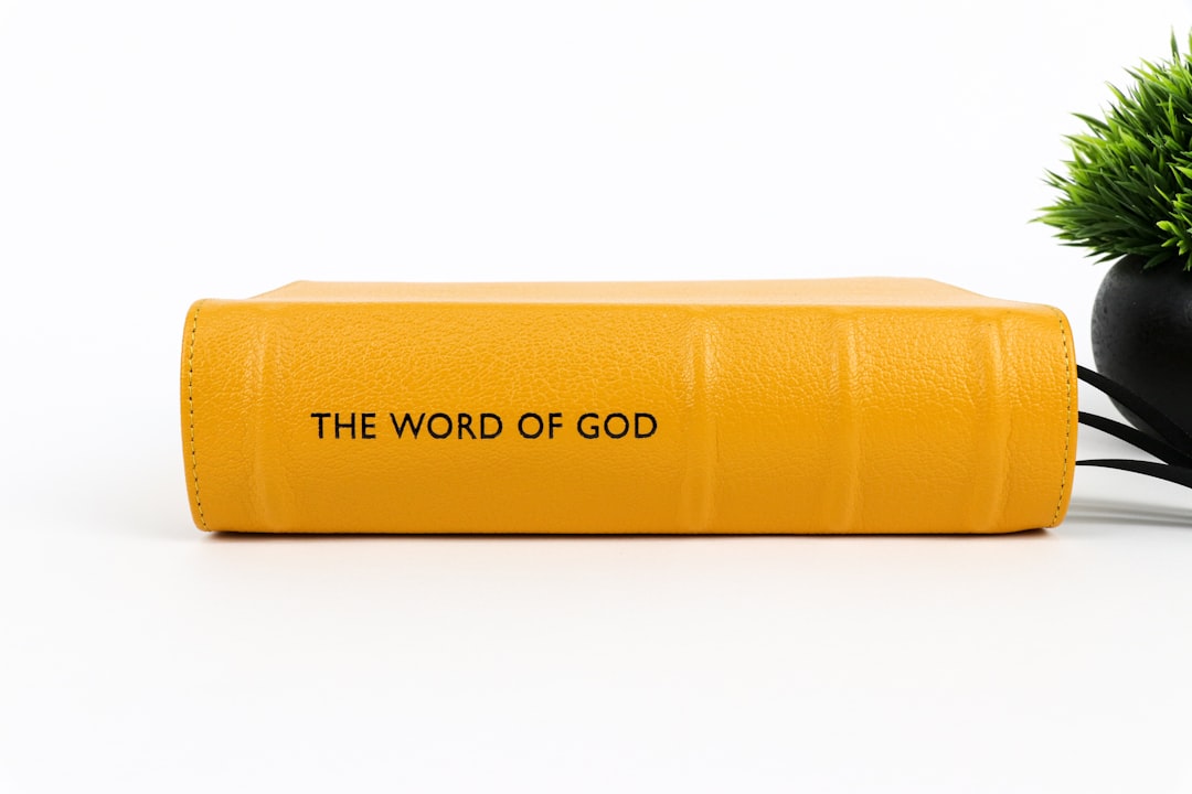'신의한수'의 핵심 단어인 '신'을 영어로 번역하면 'God'입니다.