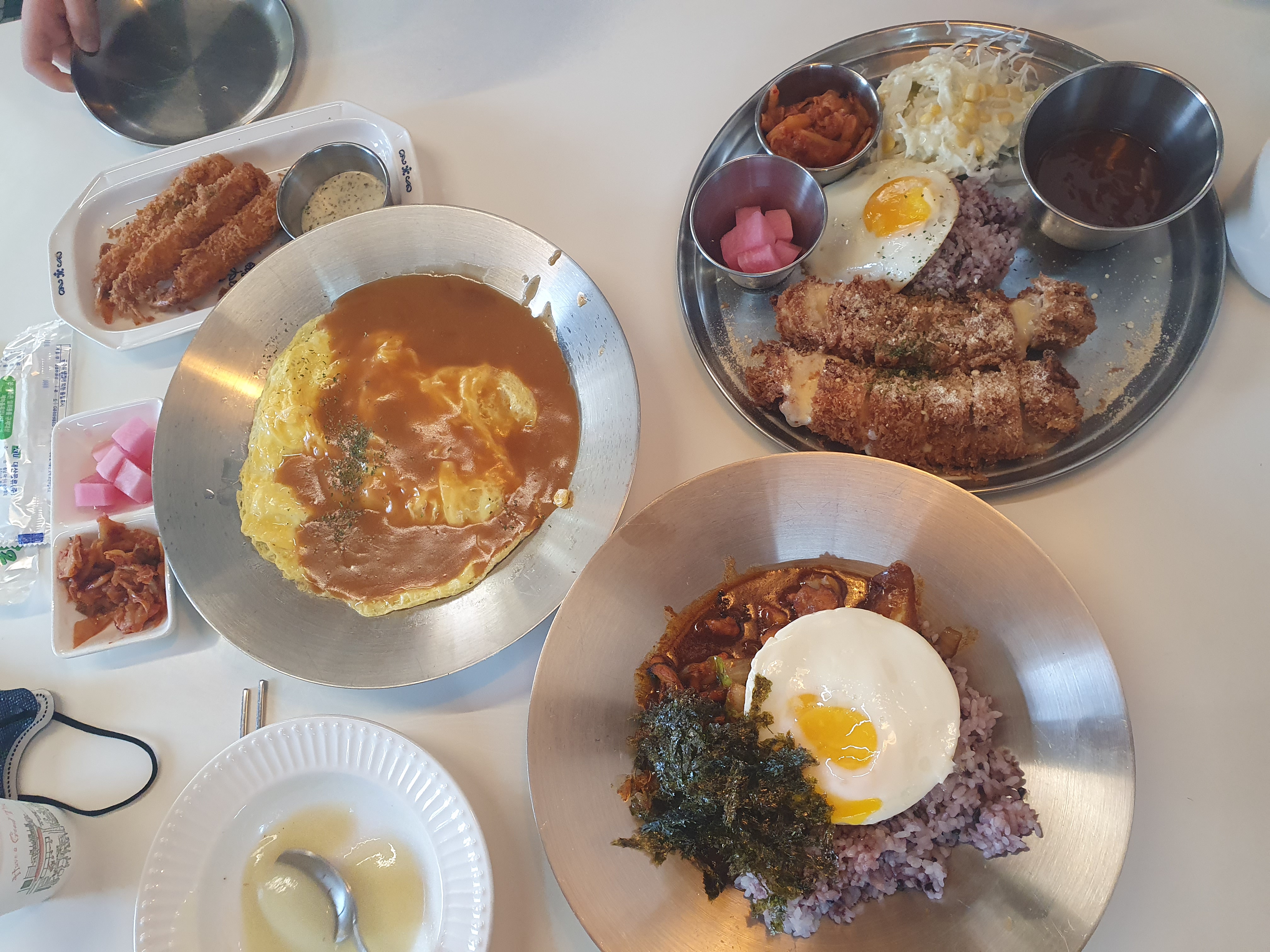 오늘 만동경양식에서 주문한 메뉴 모짜렐라 롤까스, 제육덮밥, 오므라이스, 왕새우튀김