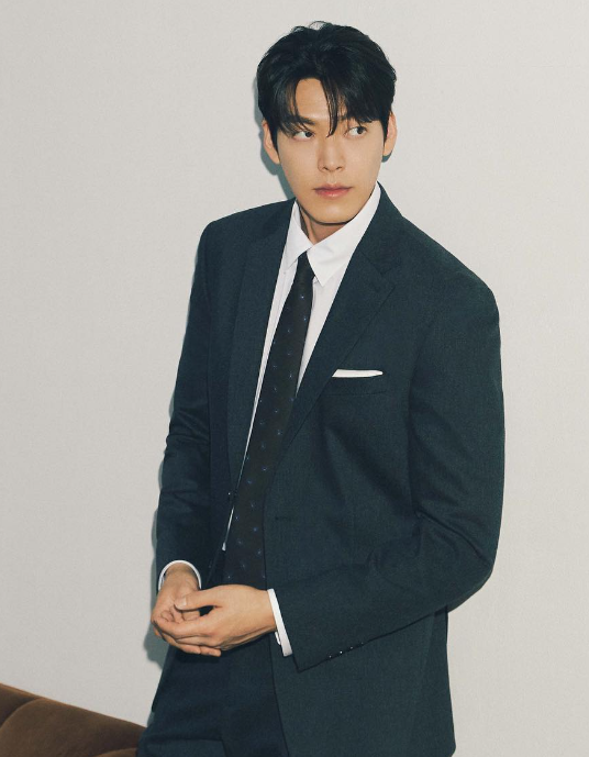 김우빈 프로필 작품활동 연애 신민아 결혼 투병 결별 드라마 영화 넥플릭스