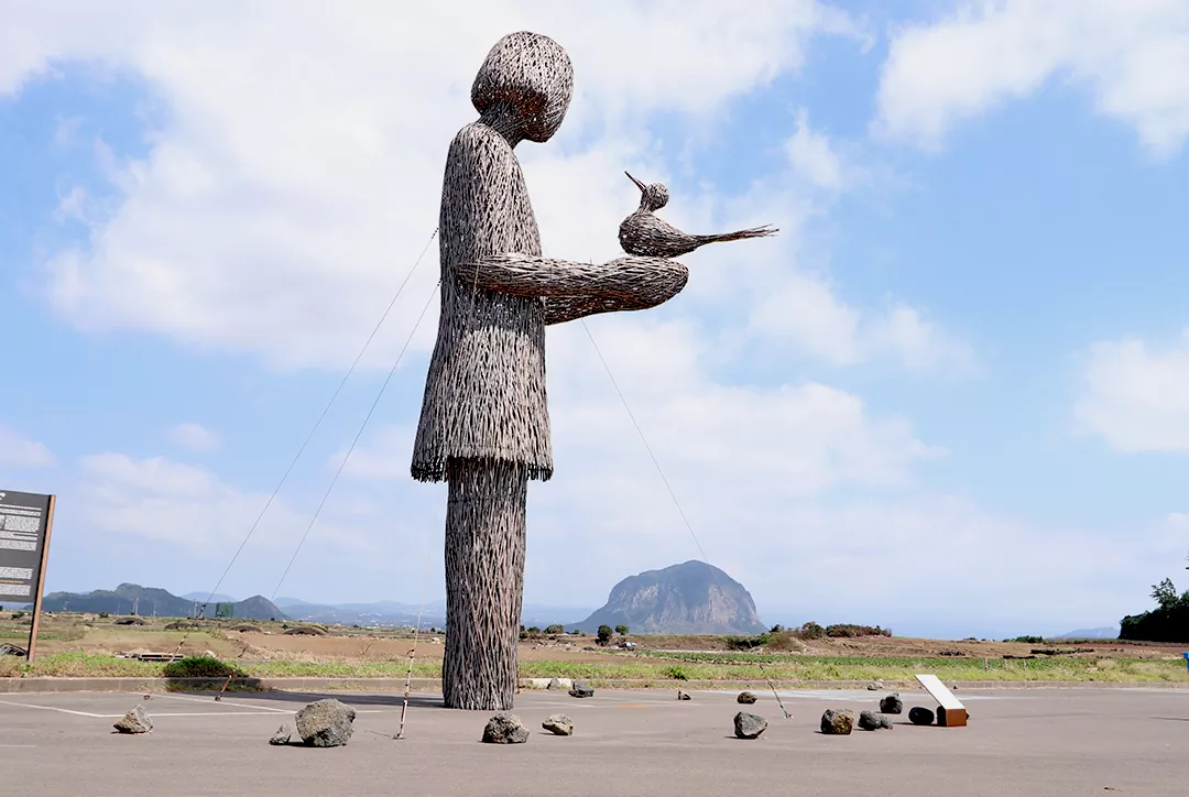 섯알오름 입구 파랑새 조형물 사진.