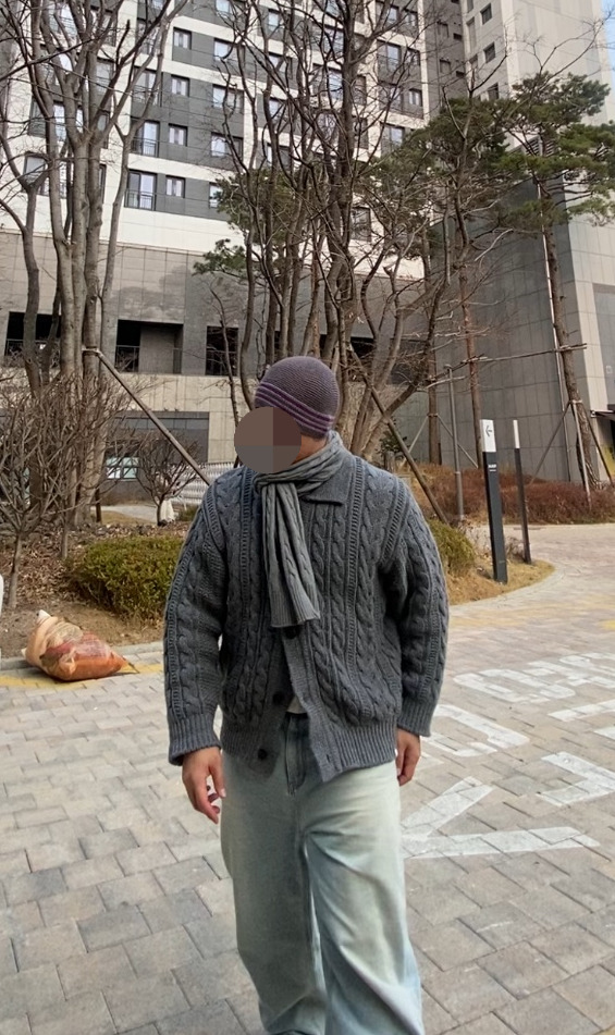 데일리룩('26. 3. 11.)루오에스펙 울니트햇 니트비니 버킷햇 벙거지, 세컨모놀로그 코튼 머플러, 커버낫 카디건, 에러스익셉티드 와이드 연청데님팬츠, 나이키 블레이저 미드77