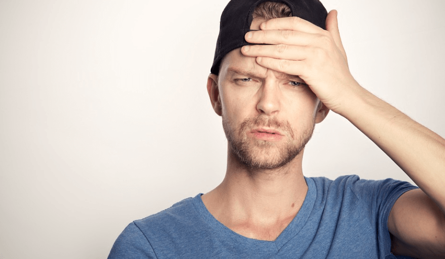 칼륨이 많은 음식을 확인하는 칼륨 부족한 남자가 현기증을 느끼고 있다