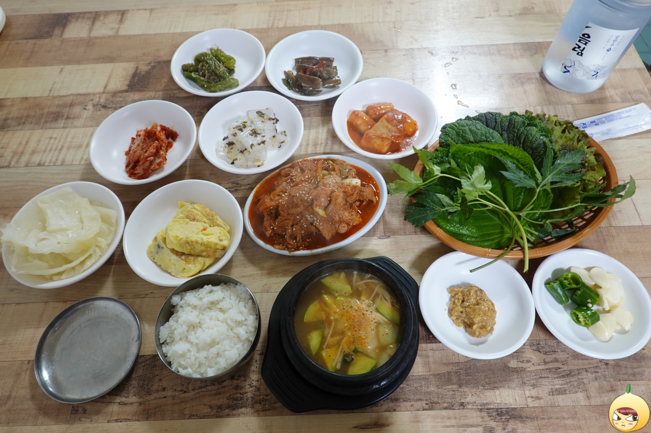 뭉치바위 제육쌈밥 한상