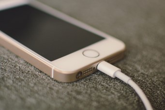 휴대폰 뒤 카드 수납&amp;#44; 무선충전할 때 정말 위험할까? 전문가 경고 총정리