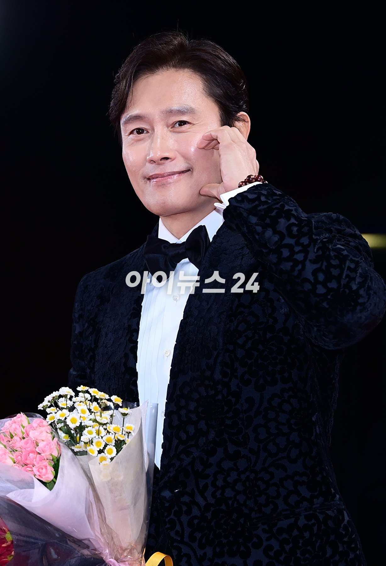 배우 이병헌이 24일 오후 서울 영등포구 여의도 KBS홀에서 진행된 제44회 청룡영화상 레드카펫 행사에 참석하고 있다. [사진=정소희 기자]