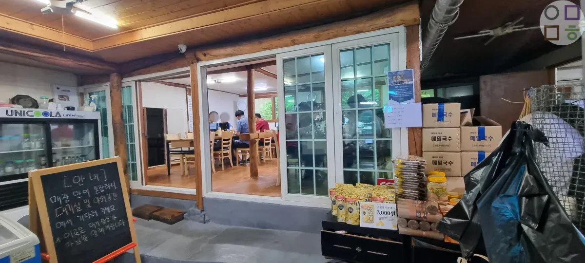 식당-내부-테이블-난로