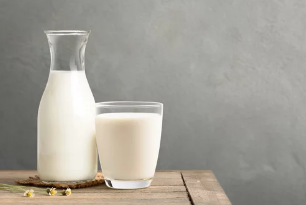 강아지와 우유/출처:어도비스톡