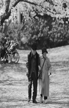 조상이-나오는-꿈-할머니와-할아버지가-손을잡고-건고있는-장면