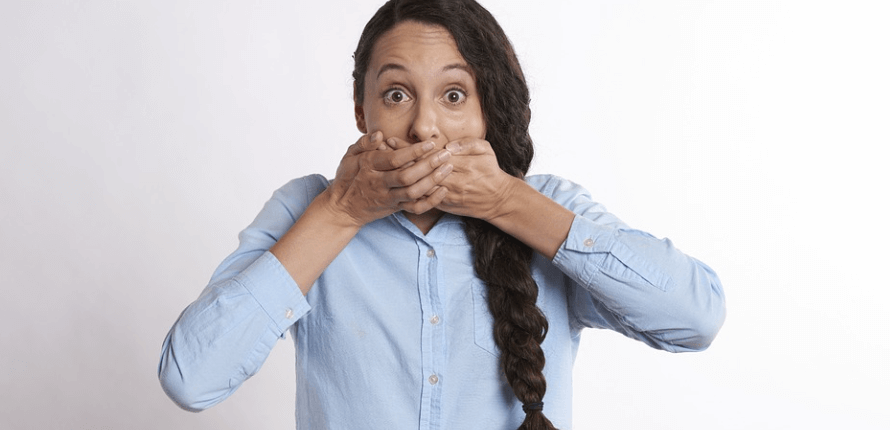 손으로 입을 가리고 있는 여성