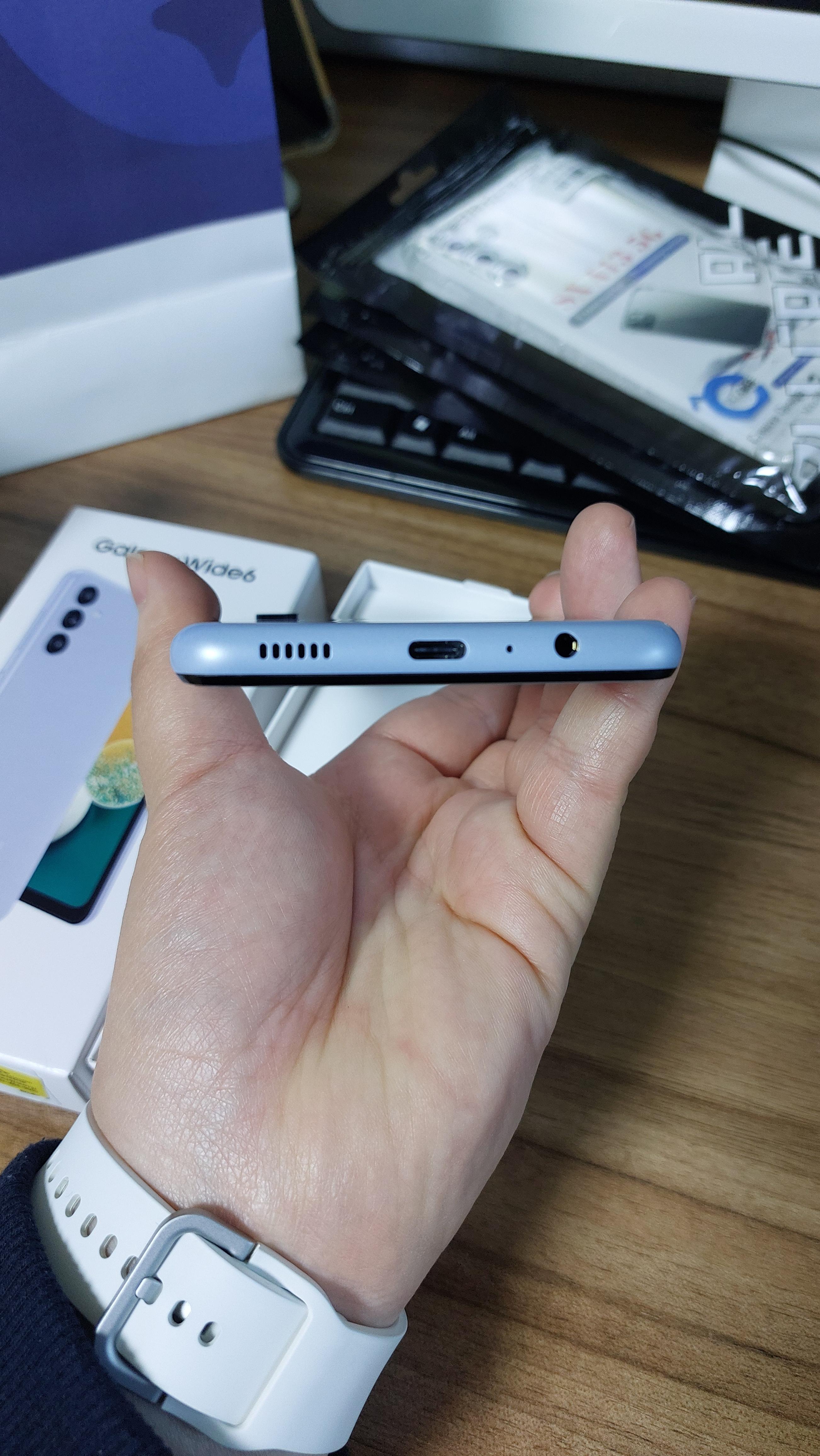 갤럭시 와이드6 하단 포트 사진