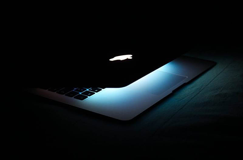 어두운-곳에서-맥북-로고가-빚나는-모습