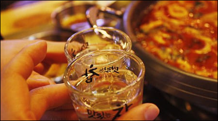 술잔을 기울이는 손