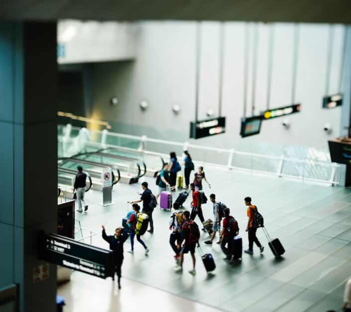 공항에 있는 여행객