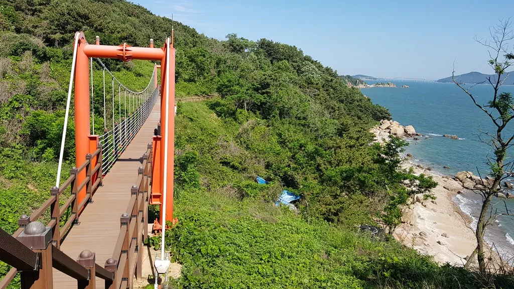 코스 중반 지점의 출렁다리 사진.