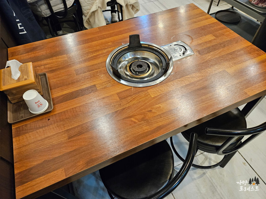 김치 솥뚜껑 삼겹살 테이블