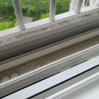 창틀 먼지 진공청소기 솔브러시와 물티슈로 닦는 순서_18