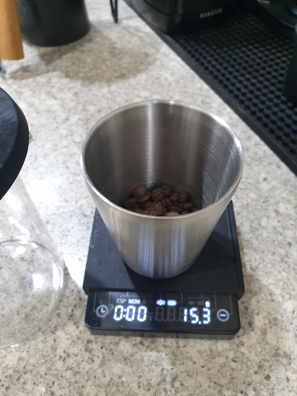 저울에 15.3g의 원두가 담긴 컵이 올려져 올려져있다.
