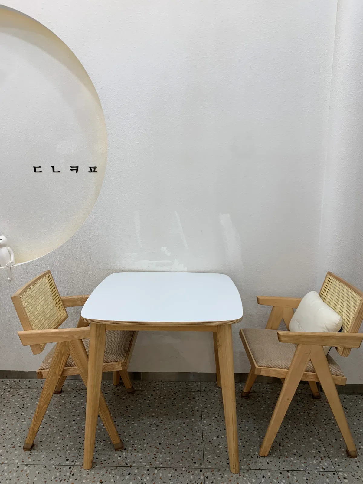 2인좌석-흰색테이블과-2인의자