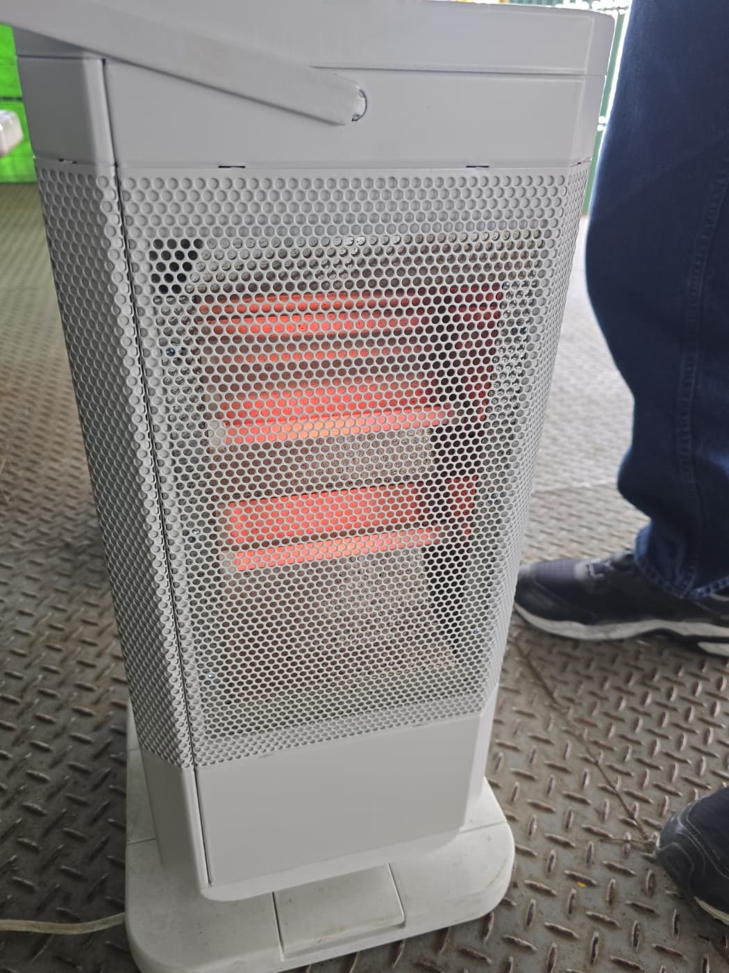 모노레일 대기실에 피워진 전기난로