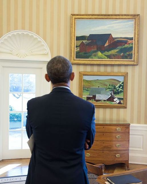 자신의 집무실에서 에드워드호퍼의 그림을 감상중인 버락오바마의 뒷모습사진