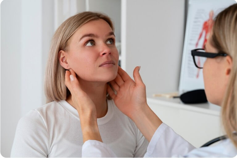 갑상선 이상 여부를 진료하는 의사와 환자