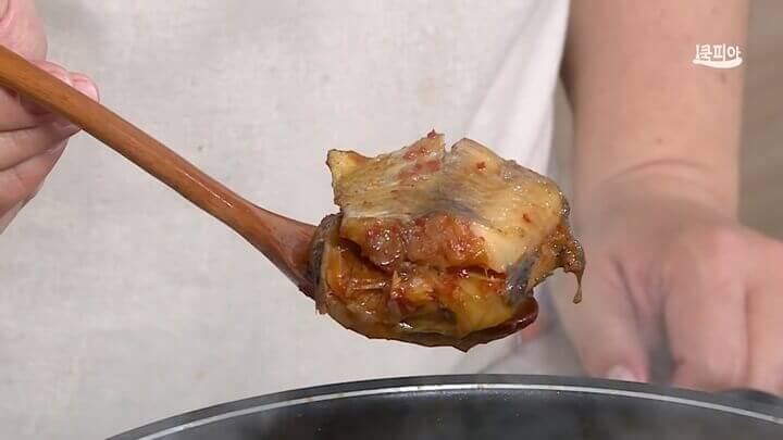 잘 조려진 코다리 한조각