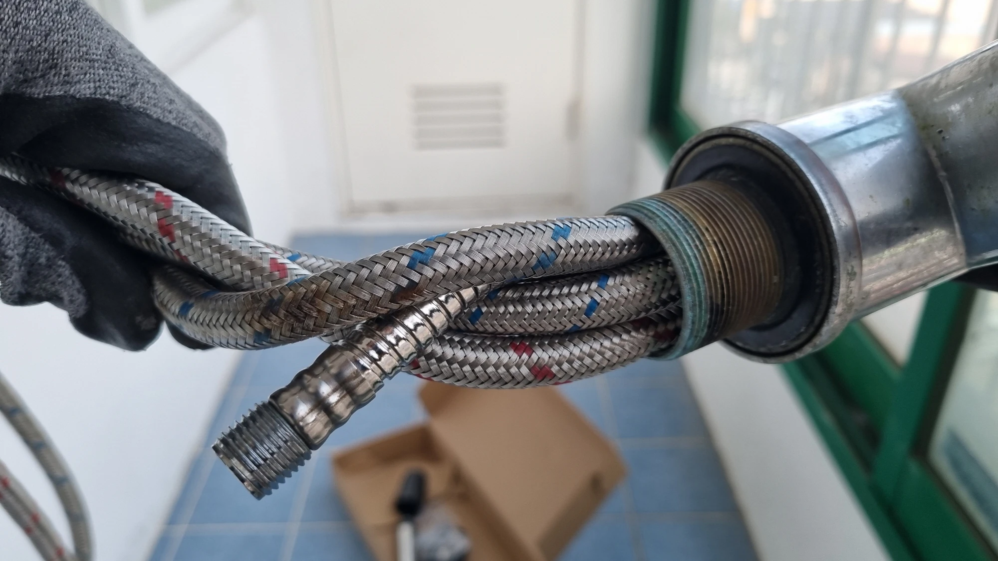 싱크대 수전 호스 꼬인 모습