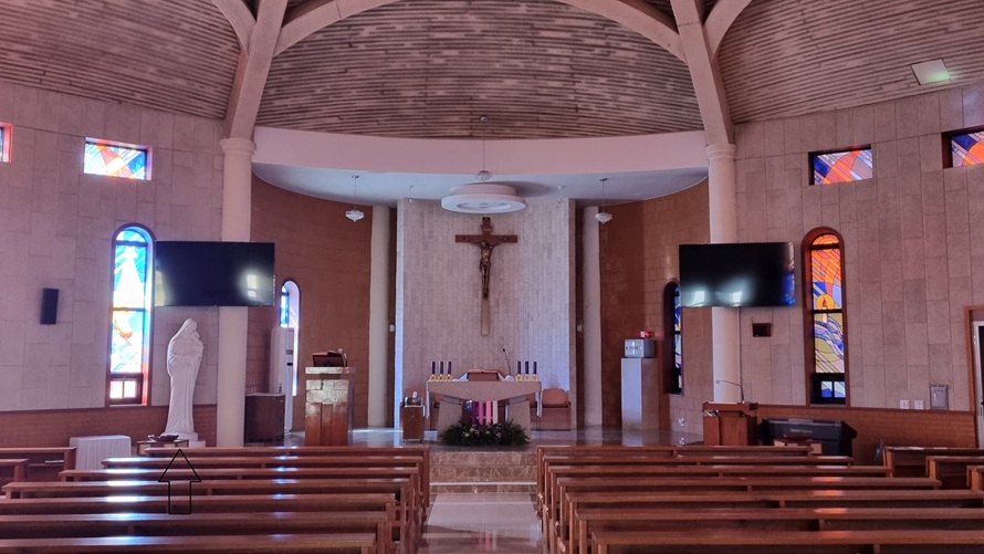 안성 죽산성당 성전 안 제대, 제단, 십자고상, 감실, 스테인드글라스 사진