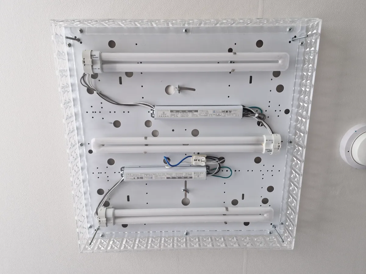 천장에-설치되어-있는-형광등-내부