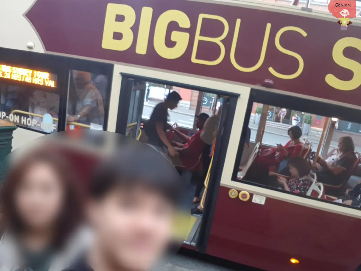 호주-시드니-빅버스-2층버스-앞에서-셀카촬영-우리-두사람