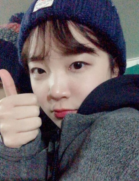 모자를쓰고있는-엄지를보이는모습