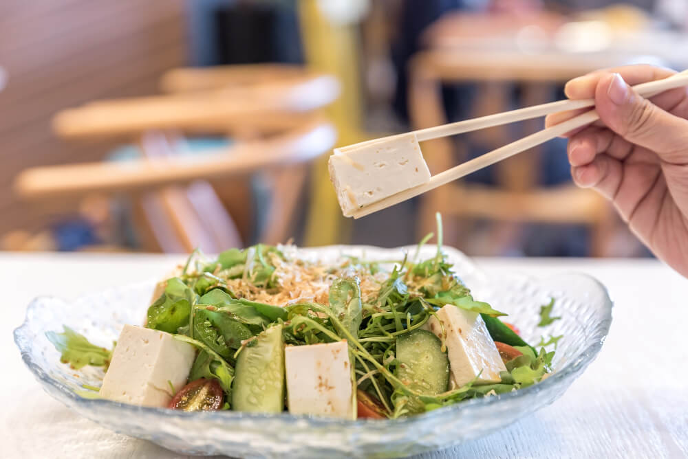 접시에 담긴 연두부샐러드