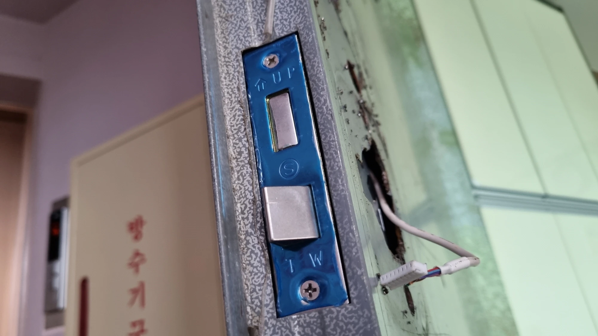 문틀 부품 끼우는 방향