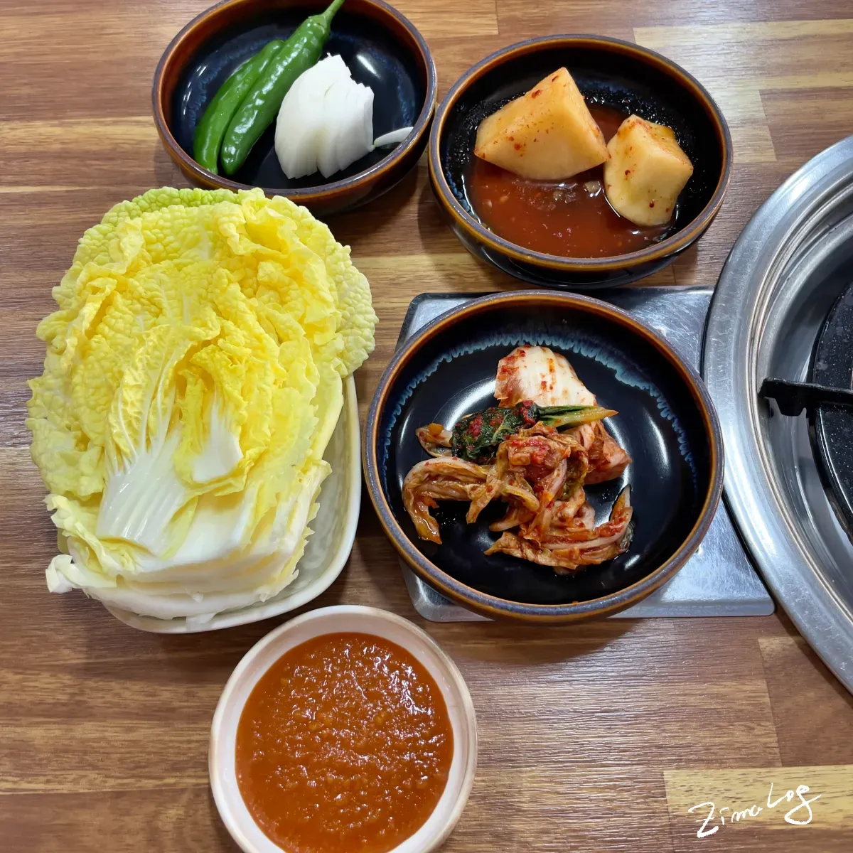 명가감자탕 밑반찬 구성 – 배추쌈, 깍두기, 겉절이, 청양고추, 쌈장
