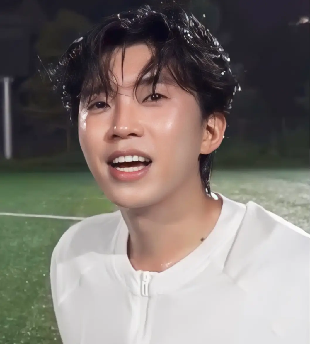 임영웅-흰티를 입은 임영웅이 땀을 흘리며 헐떡이는 모습