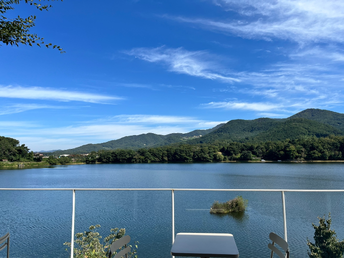 카페 퍼르 야외좌석 모습